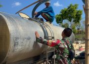 Babinsa Ambat Sertu Didik HG Kawal Penyaluran Air Bersih untuk Warga Terdampak Kekeringan