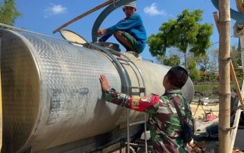 Babinsa Ambat Sertu Didik HG Kawal Penyaluran Air Bersih untuk Warga Terdampak Kekeringan