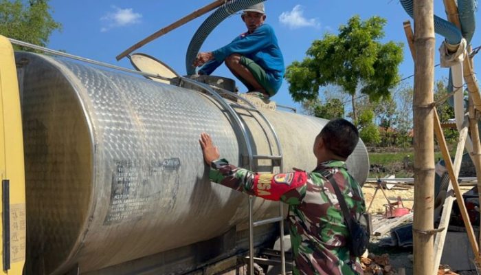 Babinsa Ambat Sertu Didik HG Kawal Penyaluran Air Bersih untuk Warga Terdampak Kekeringan