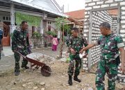 Anggota Koramil Pademawu Kodim 0826 Pamekasan dan CV Ayunda Permata Sejahtera Tunjukkan Semangat Gotong Royong Percepat Bangun Rumah Lansia 73 Tahun