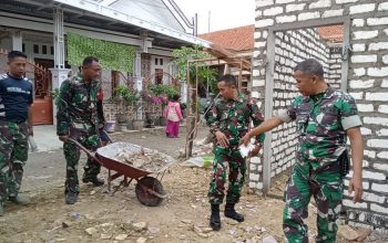 Anggota Koramil Pademawu Kodim 0826 Pamekasan dan CV Ayunda Permata Sejahtera Tunjukkan Semangat Gotong Royong Percepat Bangun Rumah Lansia 73 Tahun