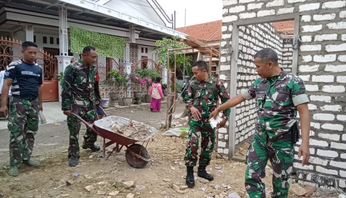 Anggota Koramil Pademawu Kodim 0826 Pamekasan dan CV Ayunda Permata Sejahtera Tunjukkan Semangat Gotong Royong Percepat Bangun Rumah Lansia 73 Tahun