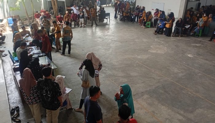 Ratusan Buruh CV Ayunda Permata Sejahtera Pamekasan Terima BLT DBHCHT, Bukti Kepedulian Pemerintah untuk Kesejahteraan Pekerja
