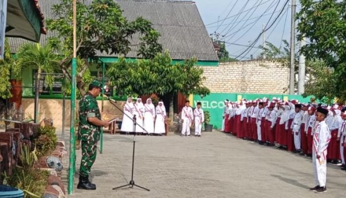 Tanamkan Disiplin dan Bijak Bermedia Sosial, Danramil 0826-01 Pamekasan Jadi Pembina Upacara di SDN Teja Barat 1