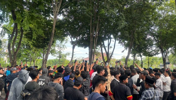 Gas Air Mata Warnai Demo Pilkades Sampang