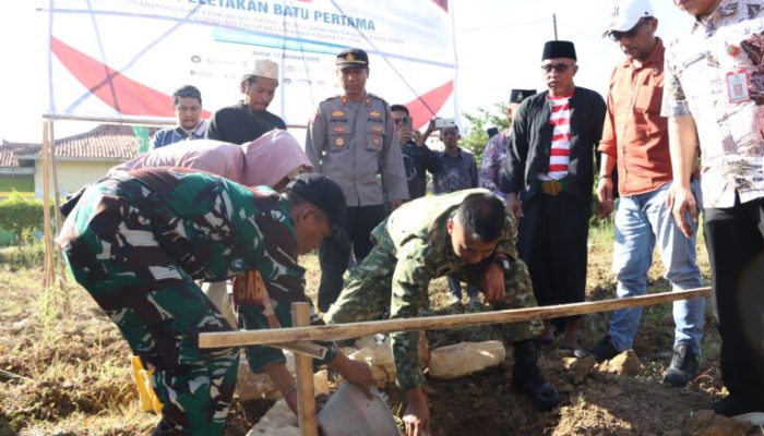 Dandim 0826/Pamekasan Letkol Kav Agus Wibowo Letakkan Batu Pertama Koperasi Merah Putih di Desa Samatan