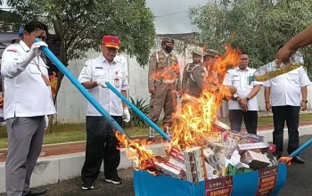 Bea Cukai dan Satpol PP Sumenep ‘Gagah di Kamera’, Rokok Ilegal Tetap Merajalela