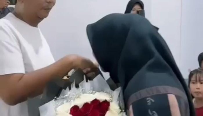Karyawan PT Kamilah Buat H. Bambang Bahagia, Ditemani Putri Tercinta di Momen Spesial Perayaan Ultah ke-50