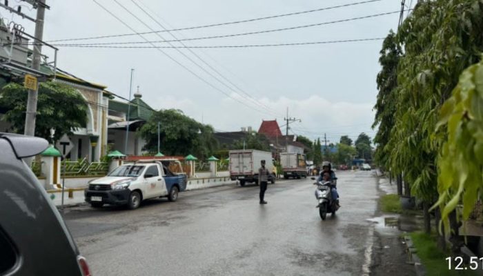 Polwan Polres Sumenep Turun ke Jalan, Kawal Kelancaran Sholat Jumat