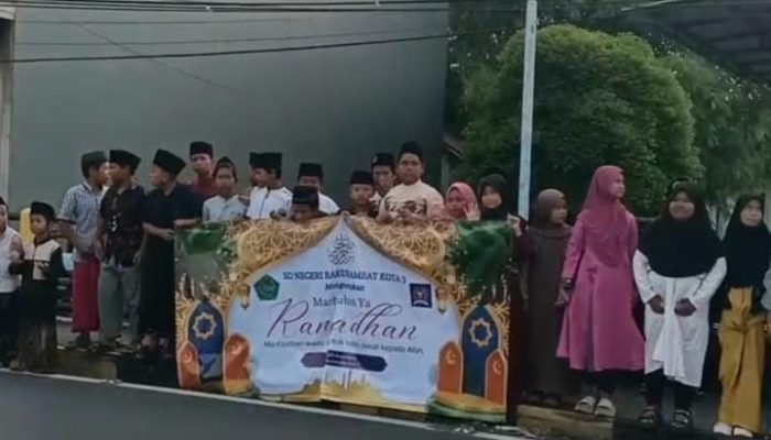 Inspiratif, Putri Bos Rokok di Pamekasan Bersama Teman-Temannya di SDN Barkot III Santuni Yatim, Dhuafa dan Buka Puasa Bersama