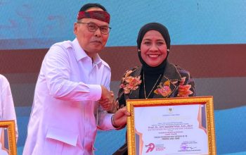 Dari Pamekasan untuk Indonesia, Rektor Unitomo Raih Penghargaan Gubernur Jatim dan Apresiasi Kemdiktisaintek
