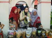 Ketua TP PKK Sumenep Nia Kurnia Fauzi Tinjau Puluhan Stan UMKM Madura Night Vaganza, Dorong Perempuan Sumenep Berdaya