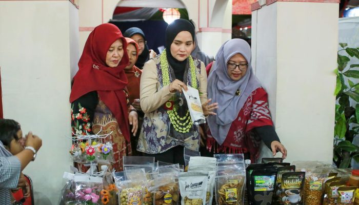 Ketua TP PKK Sumenep Nia Kurnia Fauzi Tinjau Puluhan Stan UMKM Madura Night Vaganza, Dorong Perempuan Sumenep Berdaya
