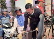 Fastabiqul Khairat Terus Menyala, Bang Ali Turun Langsung Bagikan BBM Gratis di Pamekasan